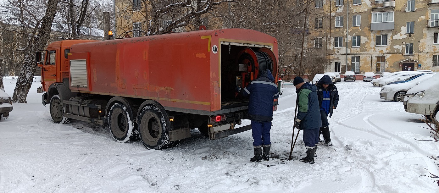 Прочистка канализации от засоров гидропромывочной машиной и специальным оборудованием в Усть-Омчуге