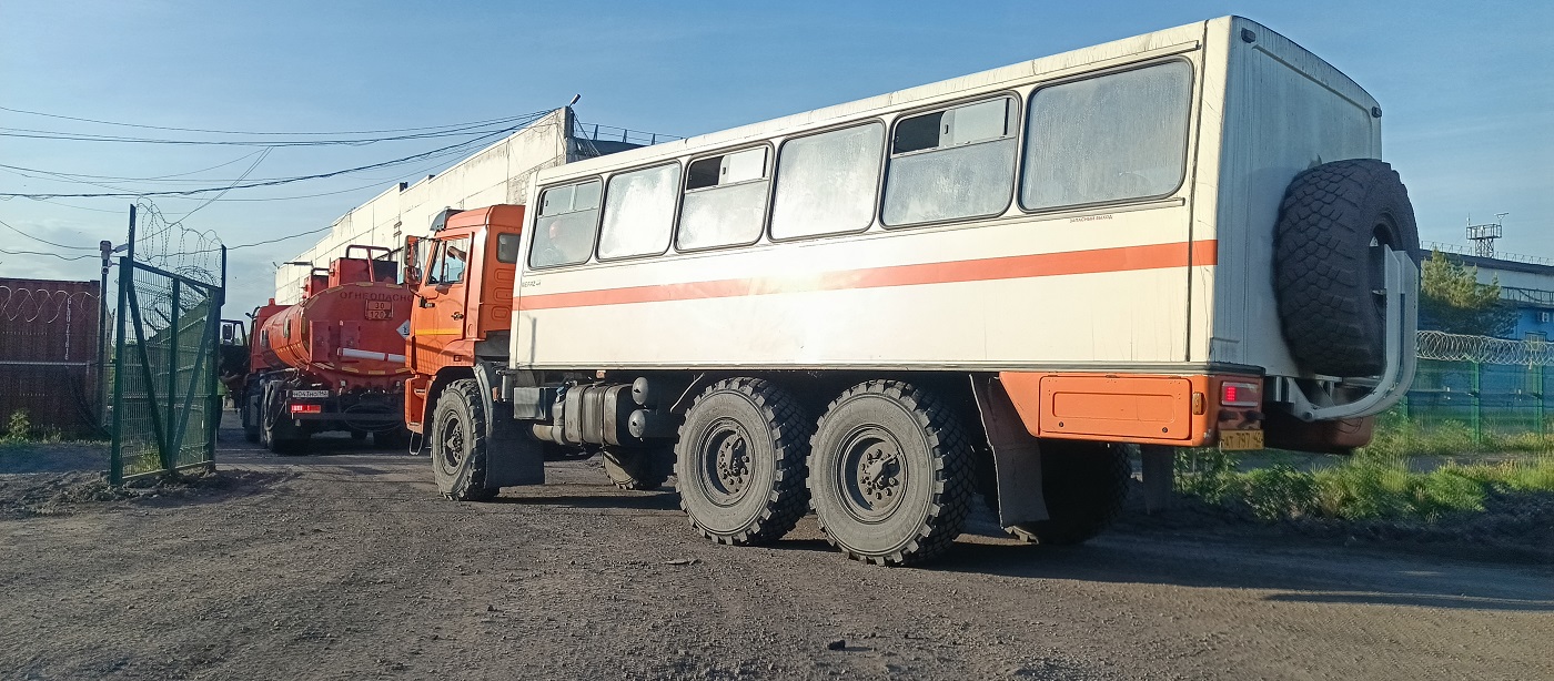 Вахтовые перевозки сотрудников автобусами и спецтехникой в Палатке