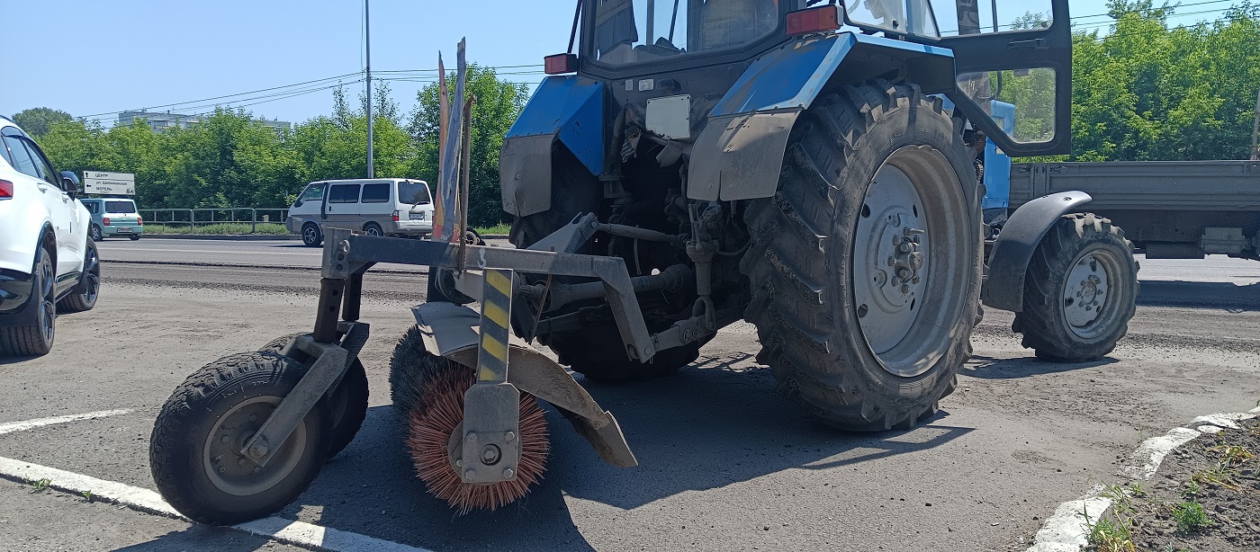 Услуги трактора с щеткой МТЗ в Усть-Омчуге