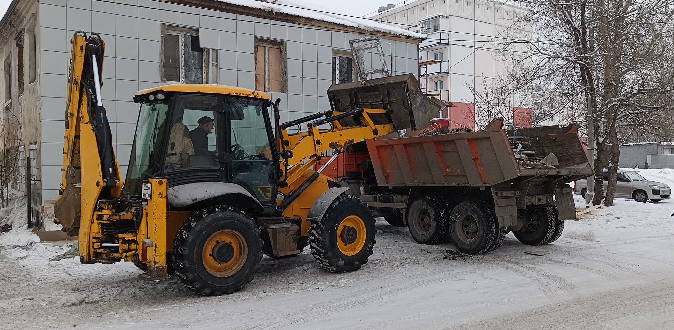 Уборка и вывоз строительного мусора, ТБО с помощью экскаватора и самосвала в Усть-Омчуге